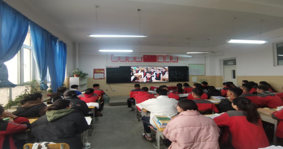 莎车县第九中学 学生集体观看公共安全教育开学第一课原标题:《要闻