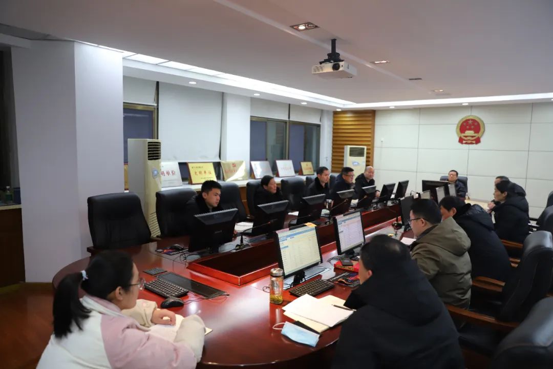 执法办案院长带头研判攻坚克难专业法官会议集思广益