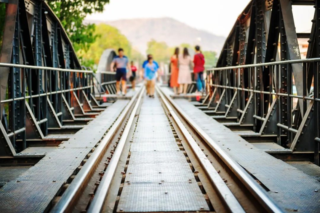 我走在上面的时候,听到后面火车远远鸣笛,吓得不轻,连跑带跳,总算在
