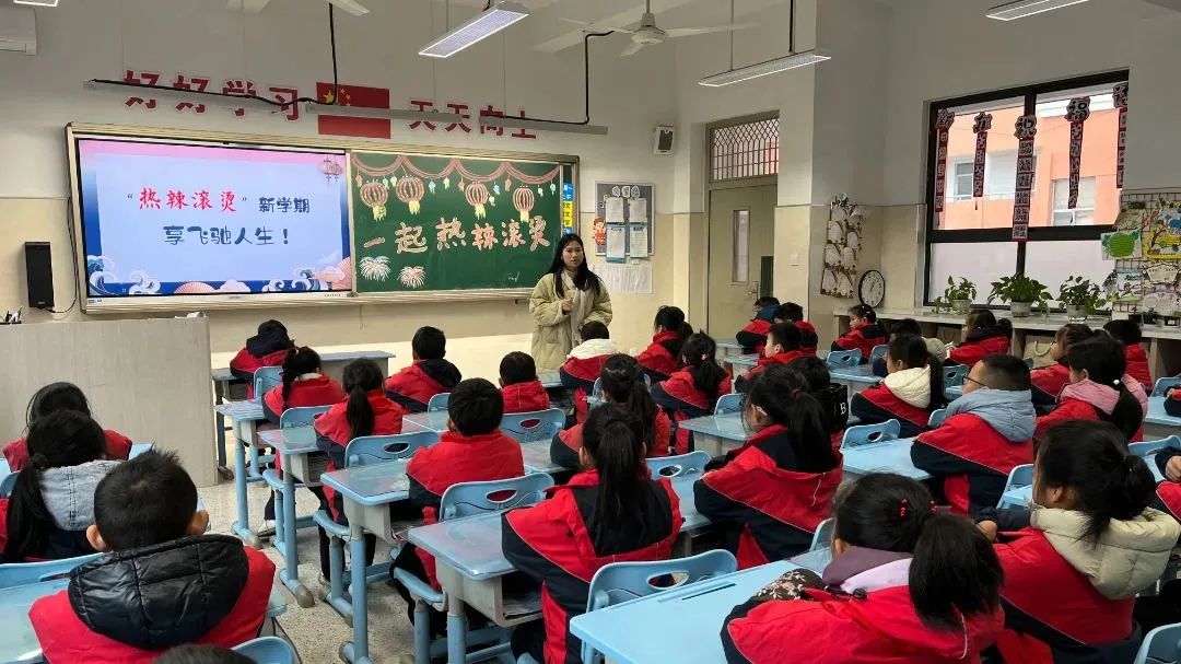 同学们有的手持"小龙"打卡,开启美好的新学期;有的在"鱼跃龙门"前合个