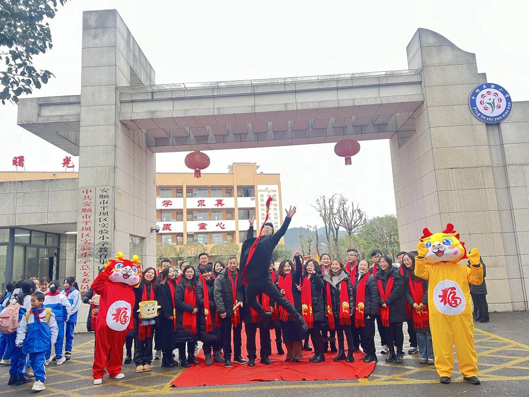 安顺市△六盘水市阳光学校,学生观看"开学第一课"△六盘水市第二中学