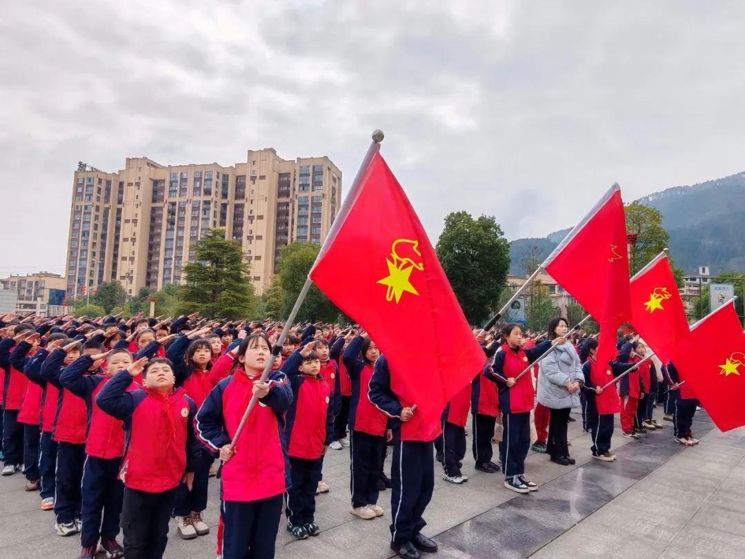 开学第一天△铜仁市第四小学,学生喜迎开学第一天△江口县第三中学