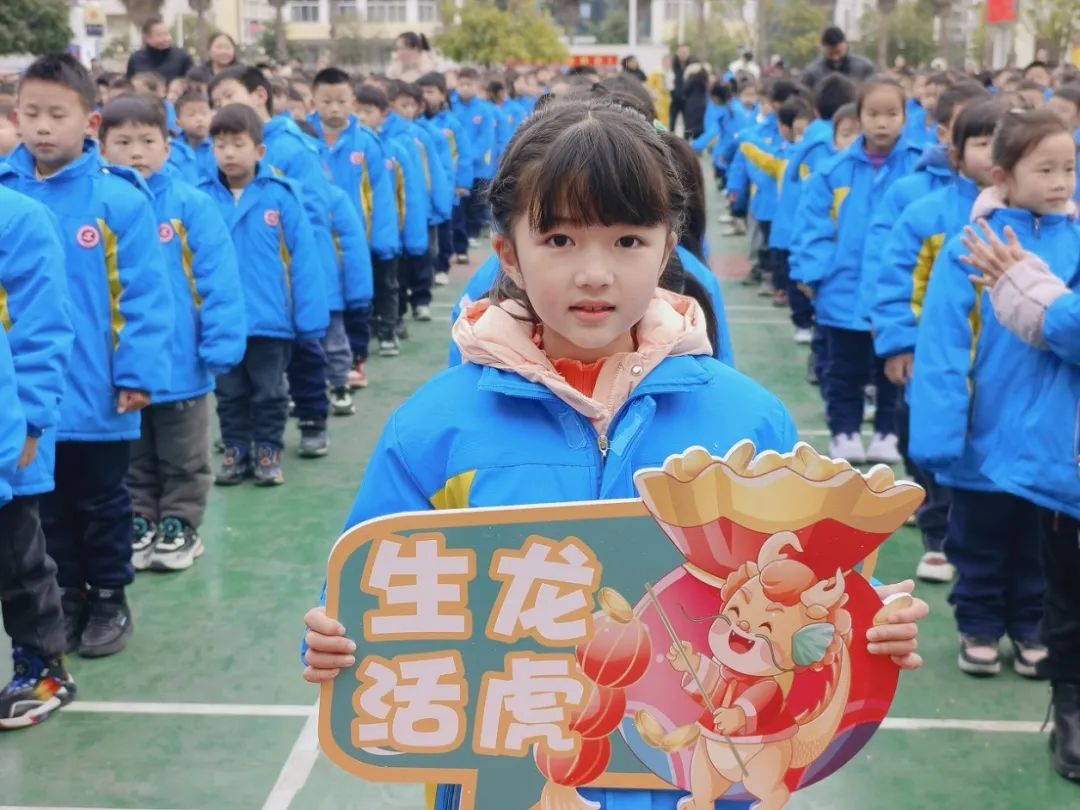 铜仁市第四小学,学生喜迎开学第一天△江口县第三中学,师生合影令念