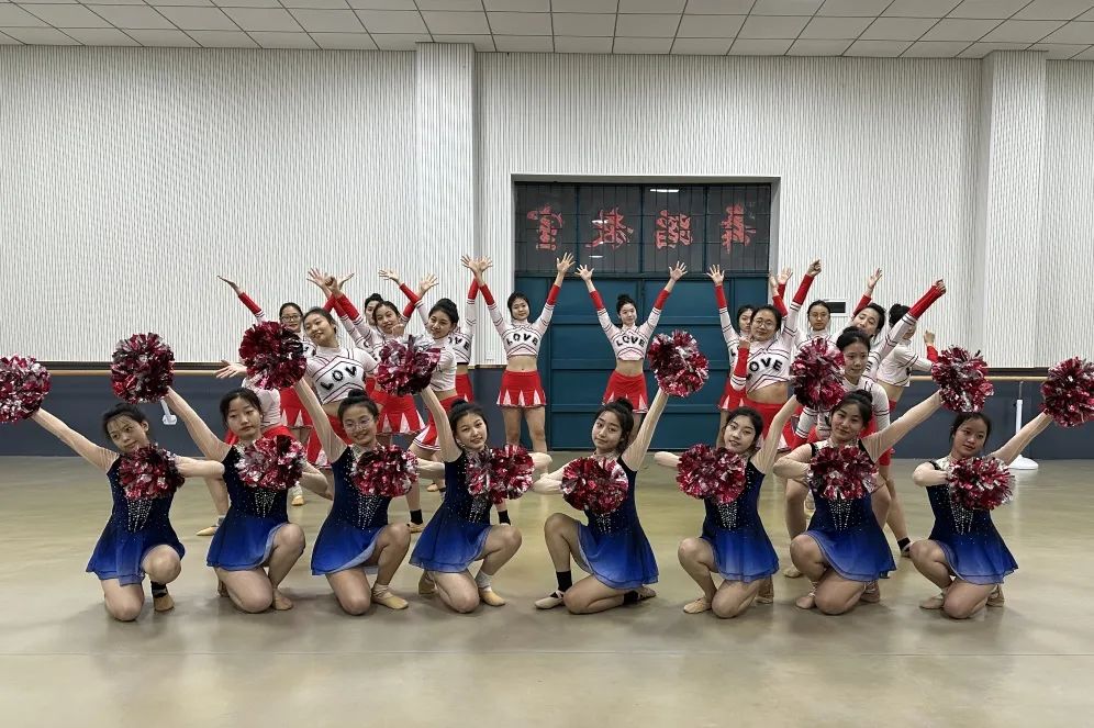 赵凯联系了峰峰二中,由特长班的同学们为伴舞,完善舞台效果.