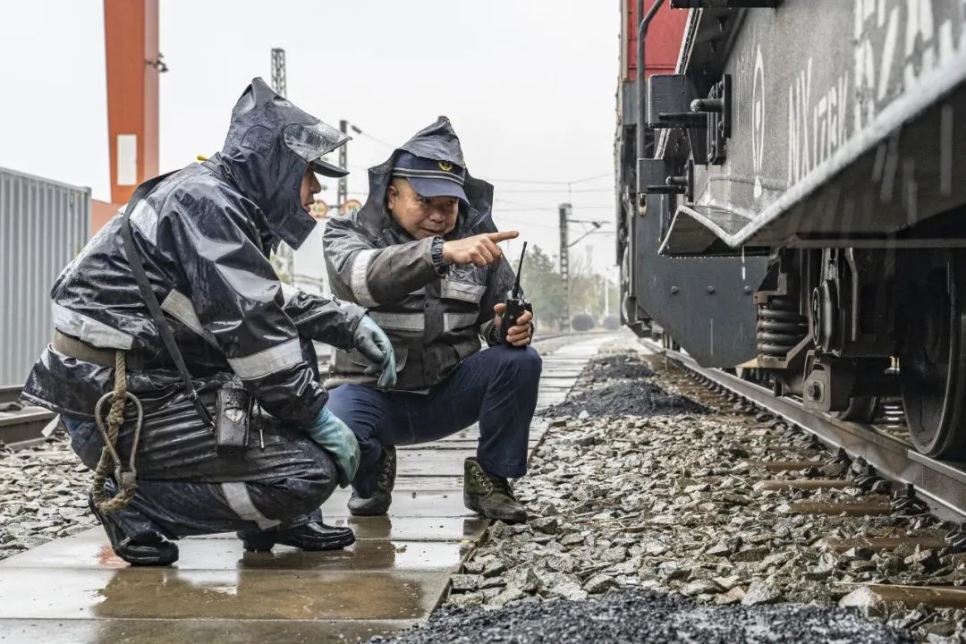 阿勾兄弟迎战冻雨护航中欧班列
