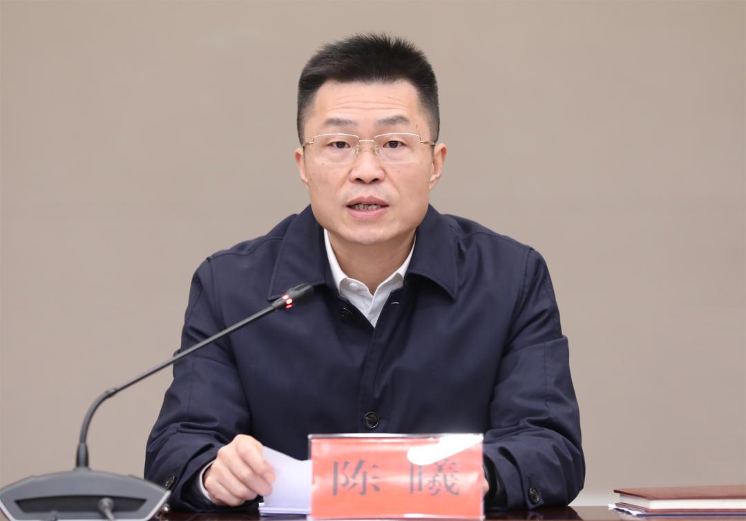 县委书记陈曦主持会议并讲话,蔡周钧,郑尚会,姜华等县领导出席.