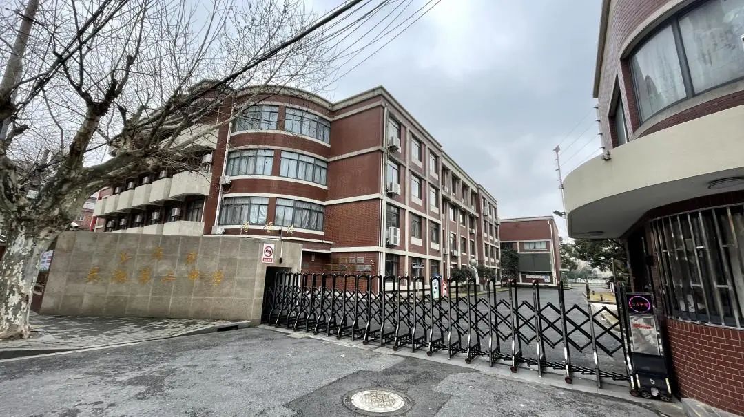 上海市泗塘中学距离通河路长江西路站步行约400米,即可到达上海市泗塘