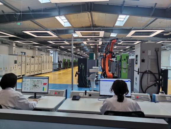 在新型电力系统实验基地充电设施检定检测实验区,工作人员正在检定