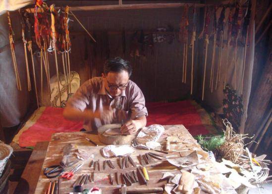 生牛皮加工制作的浸泡池,清洗池,刮毛刀,推刀,绷晾牛皮的木架子;60多