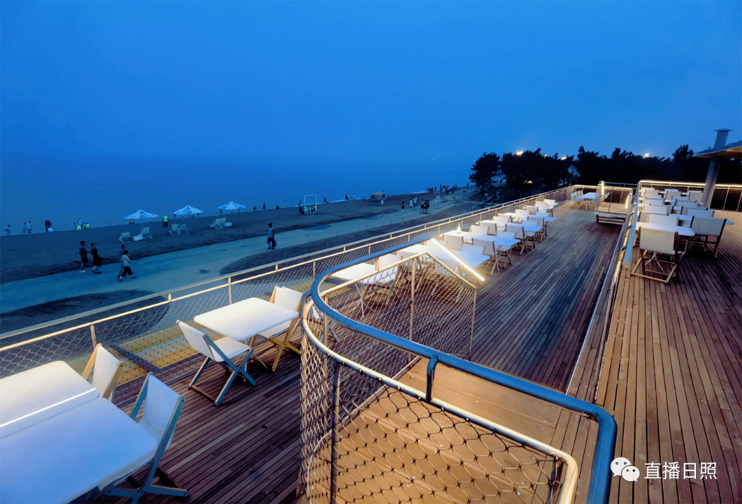 二楼露台上,万平口的海景一览无余,相信每一个"咖啡星人"和"爱海星人"