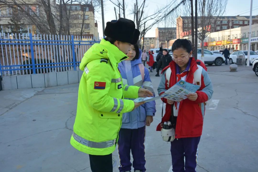 开学季 | 通榆公安交巡警站好护学岗 守好平安路_澎湃号·政务_澎湃