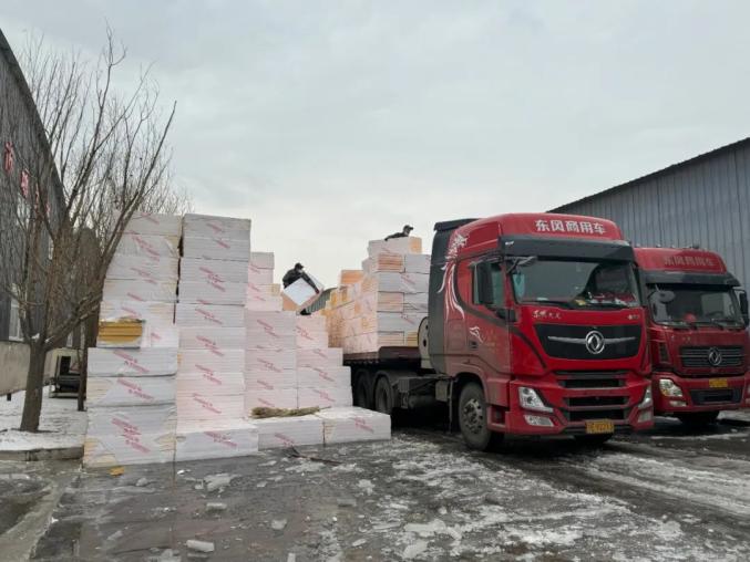 现场,办公区域,到处是一片繁忙的工作景象,呈现出紧张而忙碌的现状