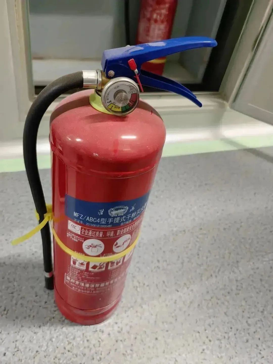 1,厂区内消防车通道堆放货物101#厂房一层有一个干粉灭火器压力不足