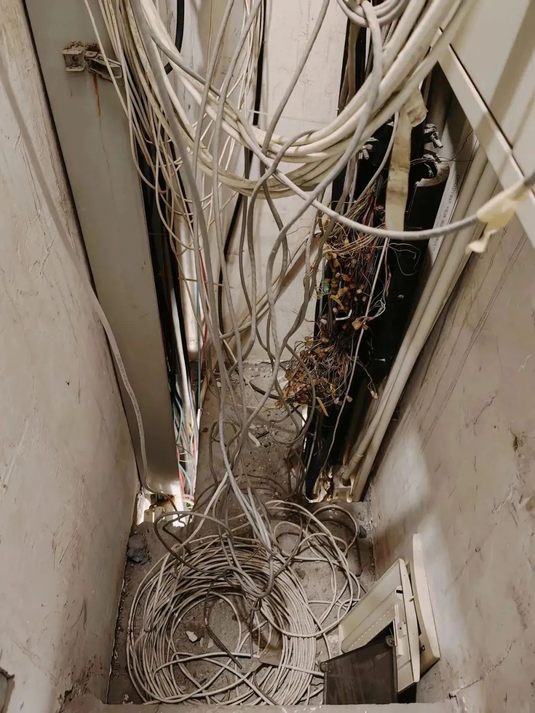 堤中路新城丽景a区8号楼1层a25存在隐患1,部分电气线路敷设不符合规范