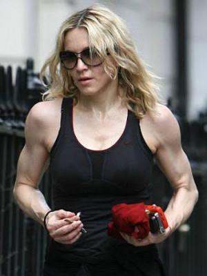 麦当娜16连蹲挑战爆火,在座的八成男生蹲不过她_澎