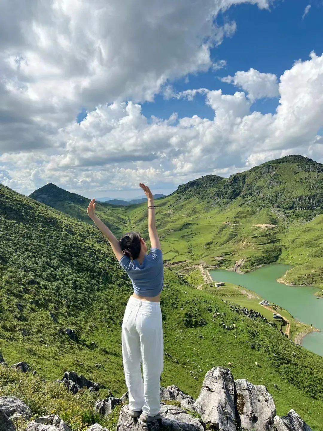 四周高山环绕,一大片天然草甸肆意,水库如玉石镶嵌,一眼望去全是治愈