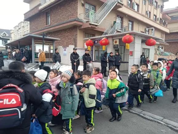 当校服遇到警服长白山池北公安开启护学模式