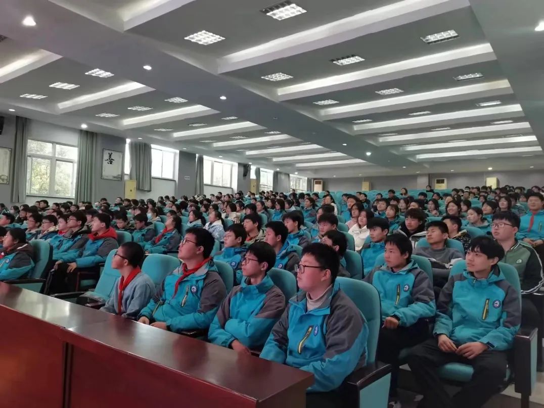 以法治副校长的身份,分别前往横山桥高级中学,戚墅堰实验中学,经开区