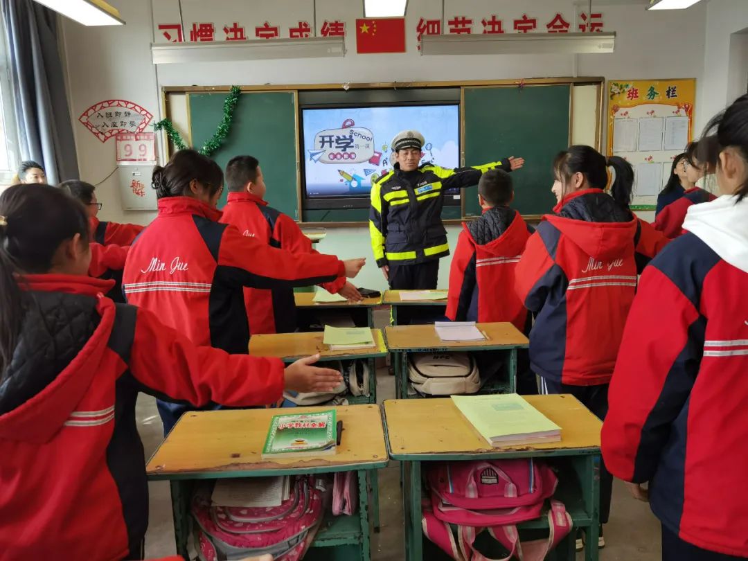 2月28日,岚县交警大队走进辖区民觉小学开展"开学第一课"交通安全宣传