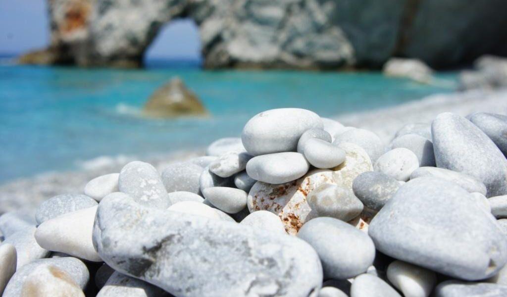 旅游胜地斯基亚索斯岛当局表示,游客严禁从拉拉利亚海滩上拿走鹅卵石