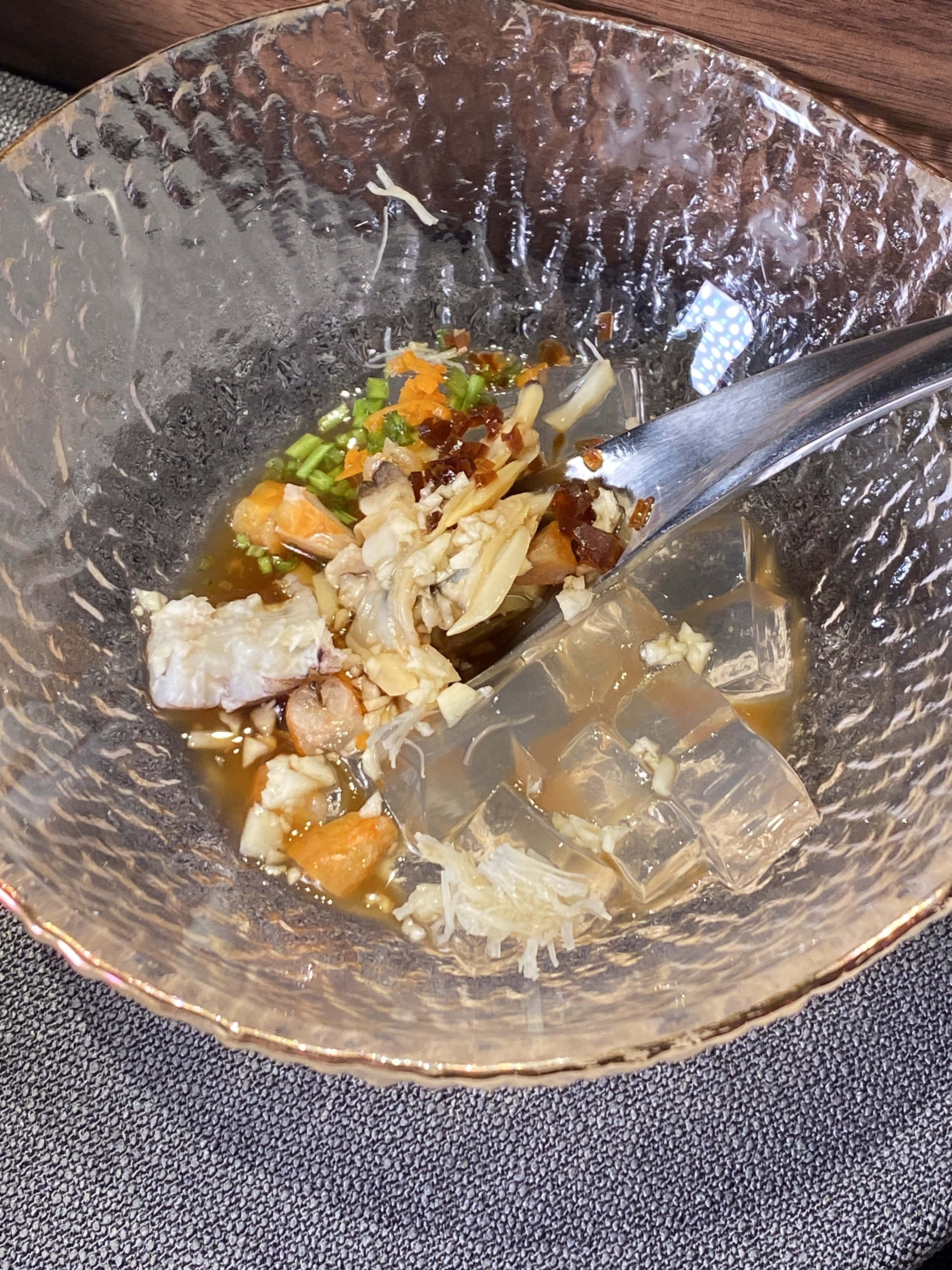 海石花是动物脊突苔虫或瘤苔虫的干燥骨骼,看上去与珊瑚有点像,但是