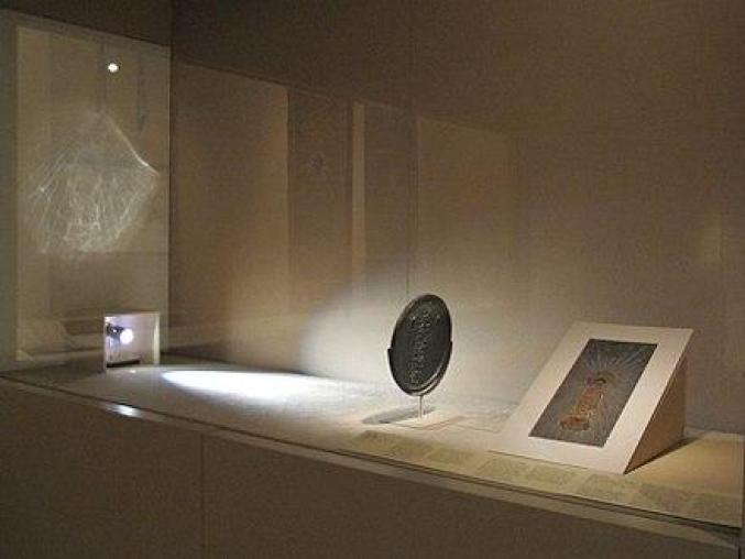 西汉还有所谓"透光镜",但最早文字记载要等到公元500多年(北周).