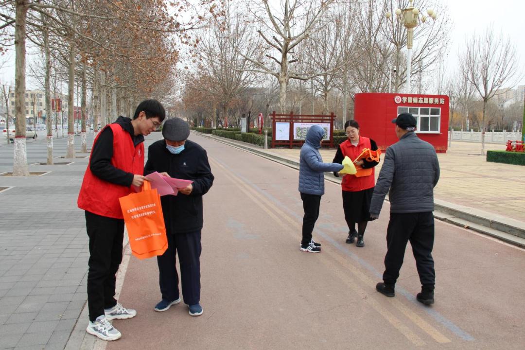 在迎瑞广场,大运河历史文化街区,昌明超市门口等公共场所,志愿者通过