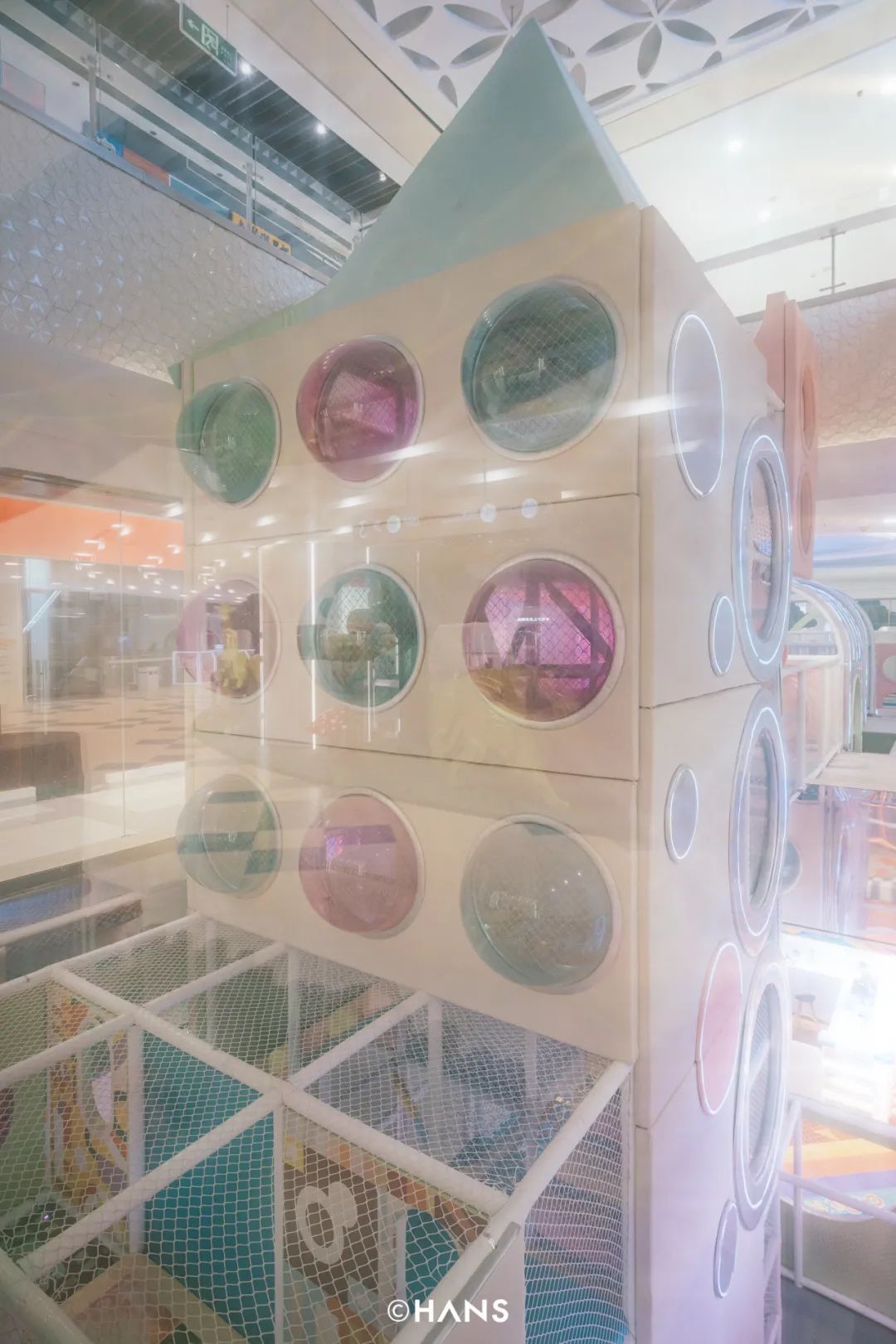 商场的观光电梯被霓虹灯带环绕,是不可忽视的梦核风出片场景,通往千禧