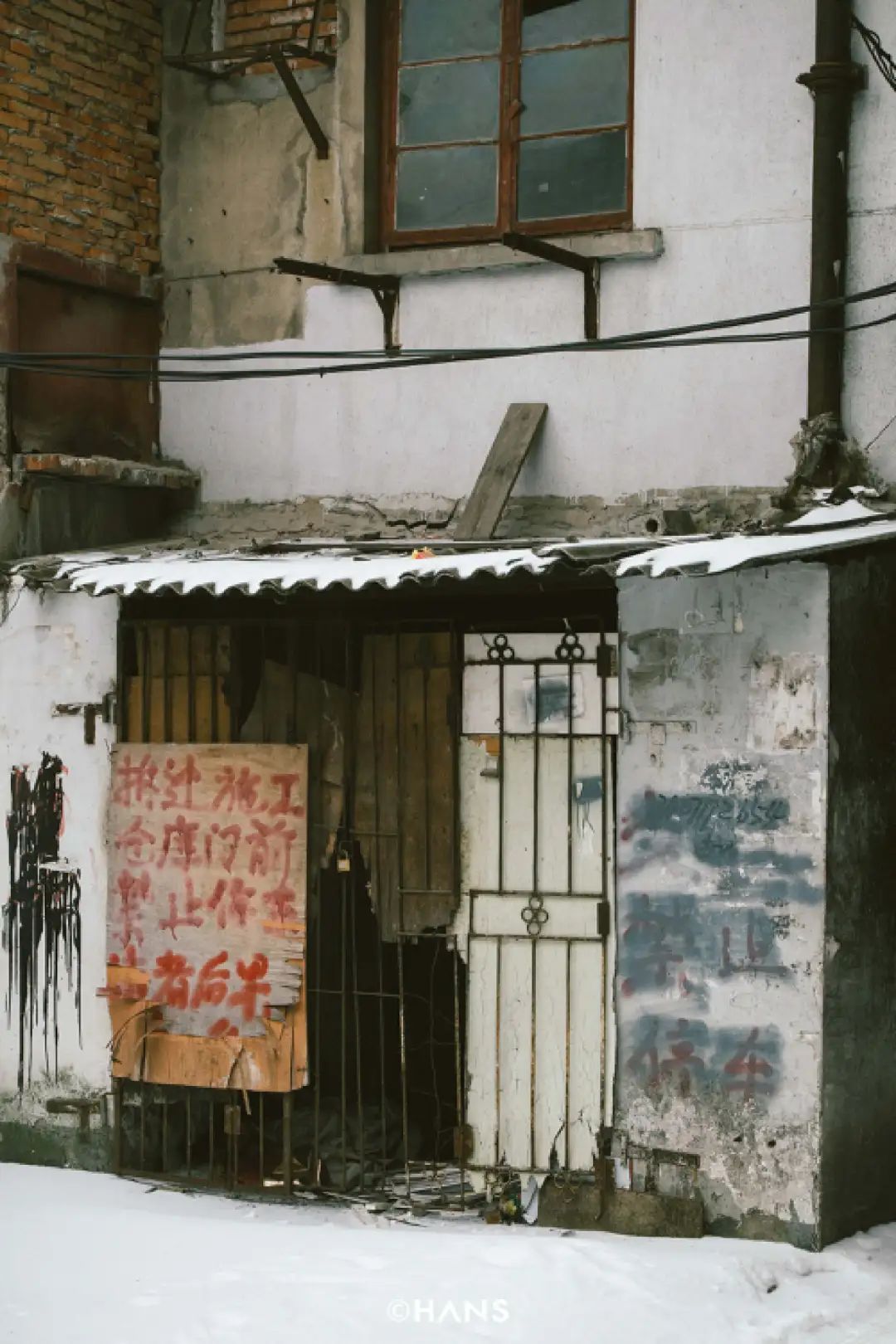 路口的小店情况也相似,店主大叔90年代从孝感来武汉谋生,在新合村定居