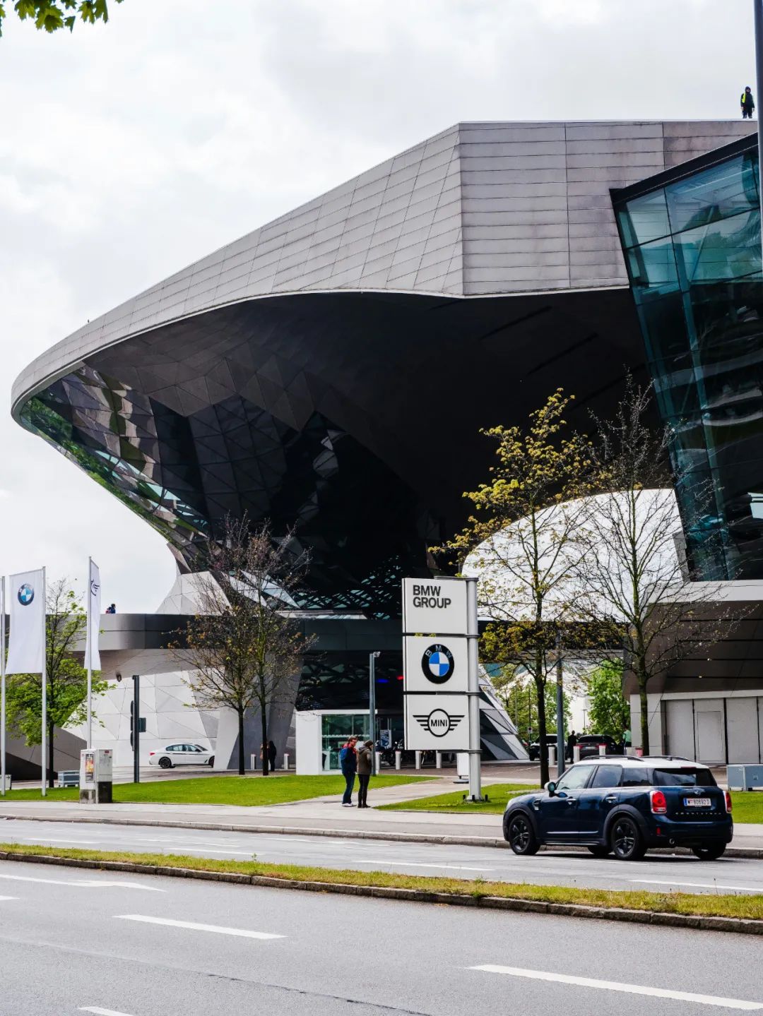 将公司总部设在了慕尼黑,而大名鼎鼎的奔驰汽车公司总部则位于距离这