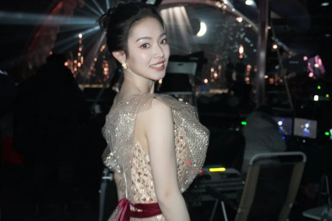 点击观看视频此前,在2023央视主持人大赛的舞台上,陈柔漪带着酒泉