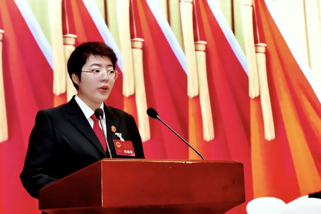 高源同志全票当选文峰区人民法院院长