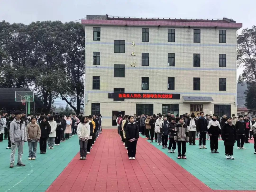 新晃法院成长路上法护航点亮开学第一课