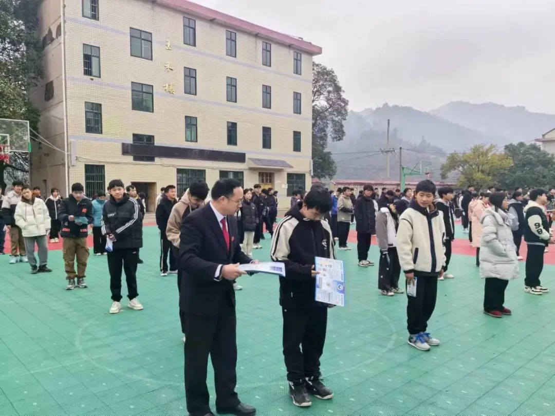 新晃法院成长路上法护航点亮开学第一课