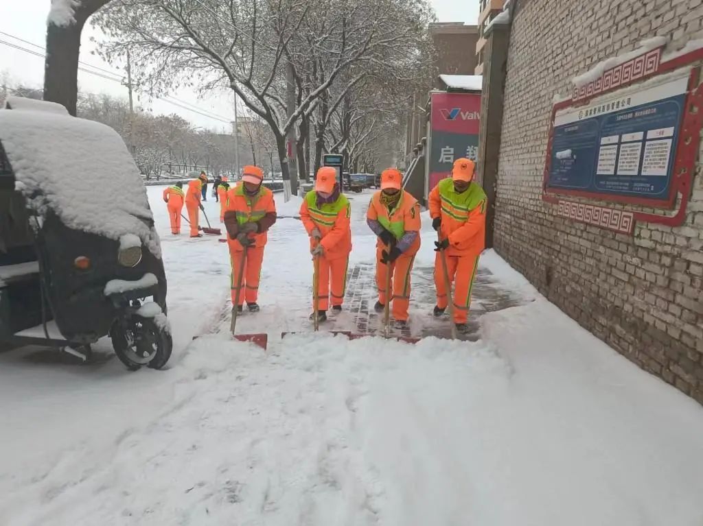 环卫工人除雪美篇图片