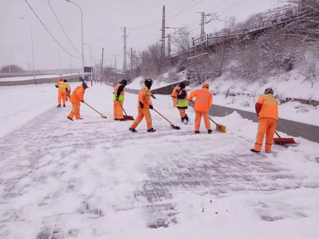 2万余环卫工人清雪保障市民出行安全_澎湃号·政务_澎湃新闻-the