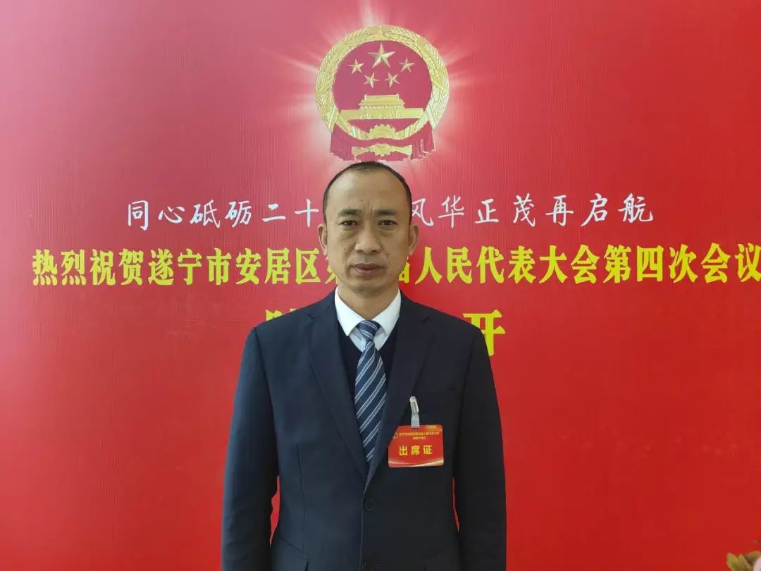 海龙村党支部书记兼村委会主任区人大代表熊建我认真地聆听了陈然院长