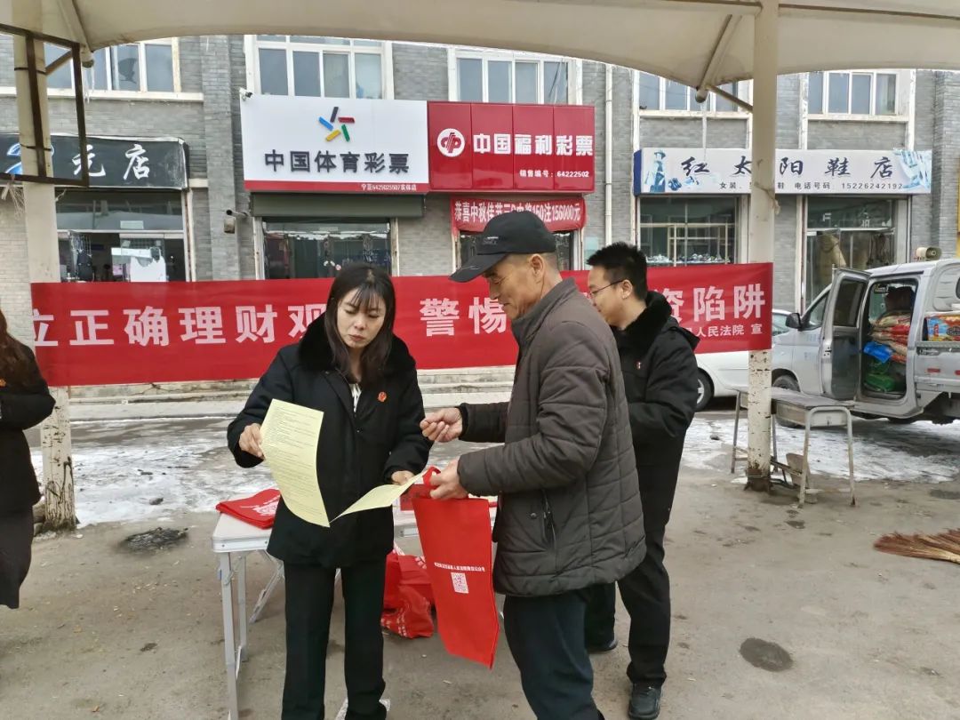 横幅,发放宣传手册,现场咨询等,面对面向群众讲解非法集资的主要特点