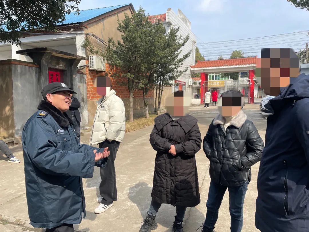 随后,法庭调解员董光华,书记员陈扬轮番上阵,充分做好双方及亲属的