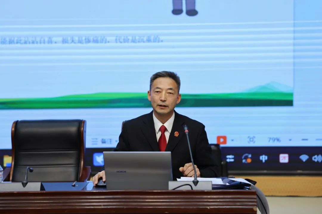 张立国法官结合校园生活实际场景和审判工作中的典型案例,用通俗易懂