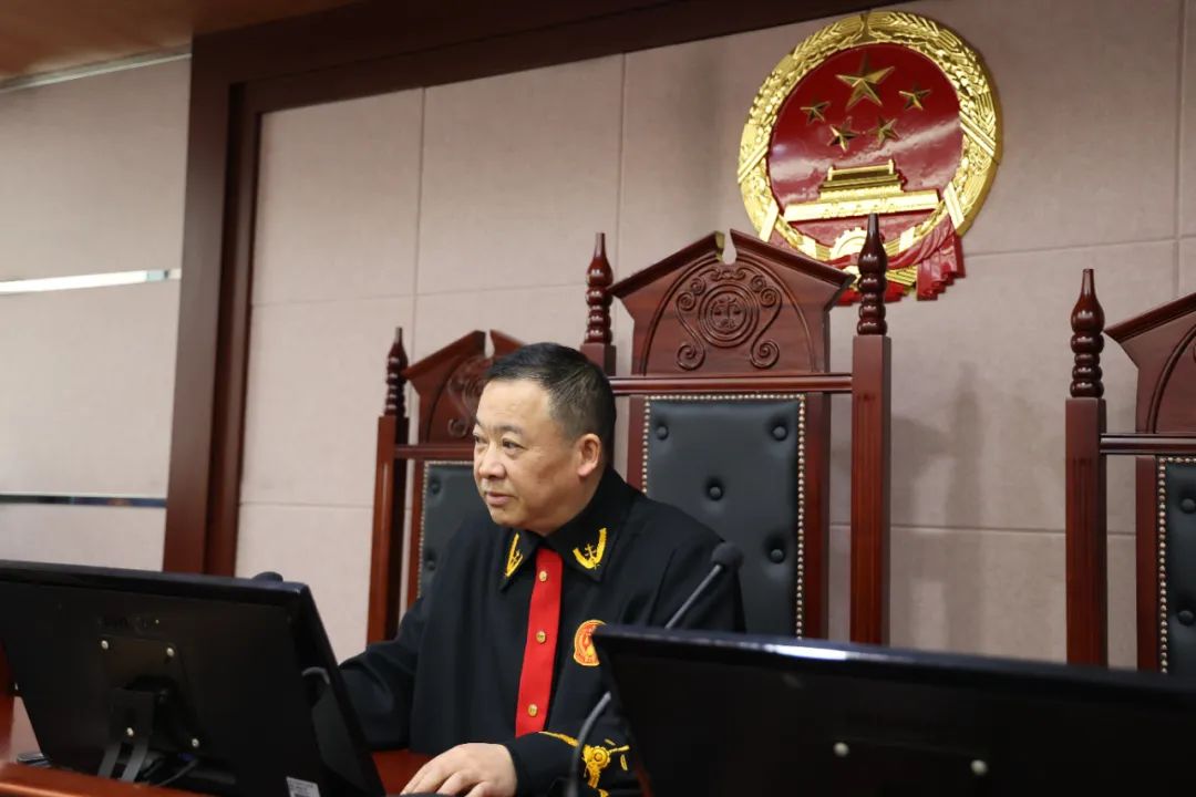 凡人微光温暖山城作为党员干部杨锐在别人深陷险情时毅然挺身而出在