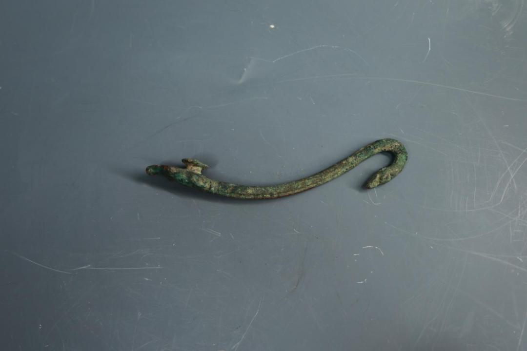 汉代 龙形青铜带钩长12cm,现珍藏于正宁县博物馆,国家三级文物.