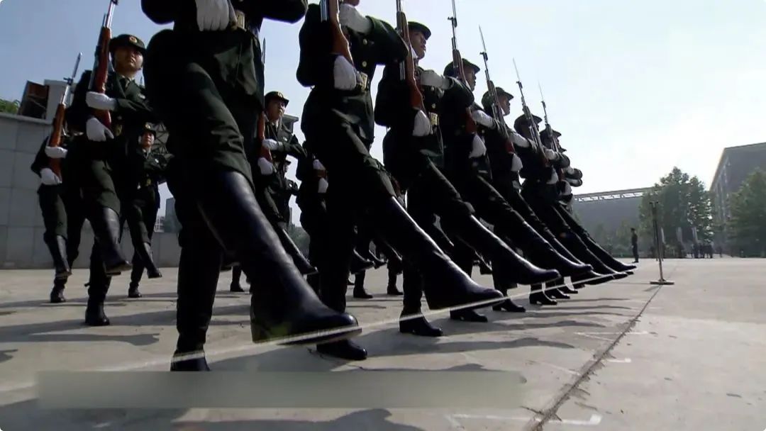 首批女仪仗兵王冉冉回忆:"当时每天就一个目标训练睁眼训练,闭眼训练