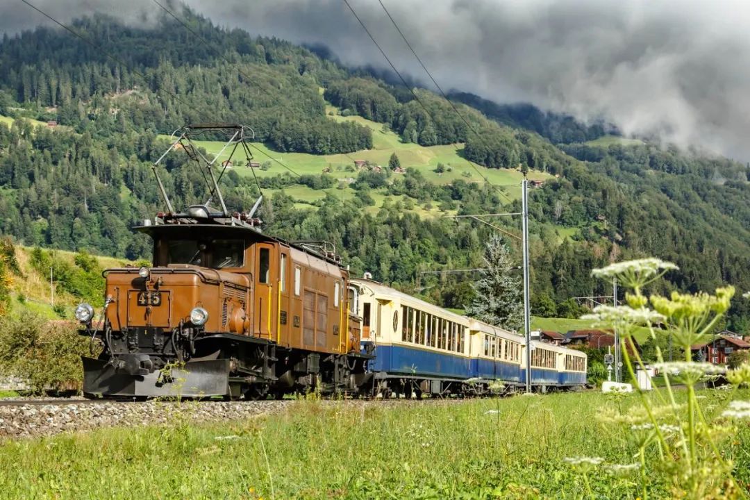 swiss travel system(via ig)不到40分钟的旅程,列车穿过崎岖浪漫的