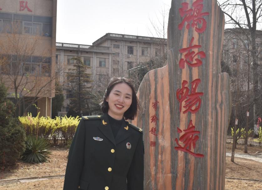 模范连女兵服役期满即将告别军营