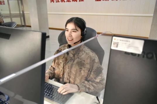 模范连女兵服役期满即将告别军营