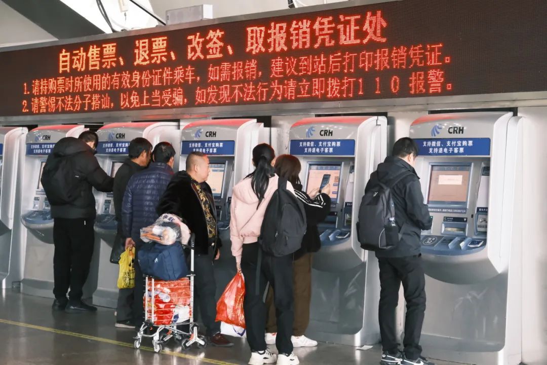 为提升旅客出行体验,深圳北站启用了智能化安检系统,通过智能登记系统