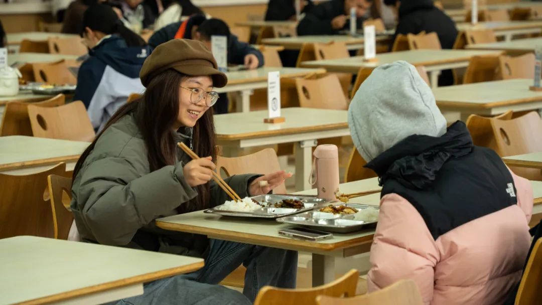 熟悉的味道在味蕾绽放食堂里热气腾腾的饭菜早已准备好暖暖烟火气,最