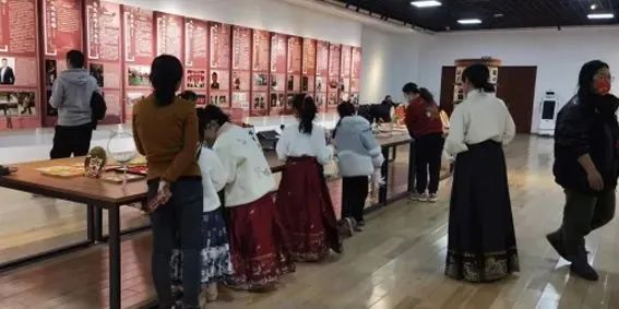 【文化新华】首届非遗手工作品展在新华区非遗展馆展出