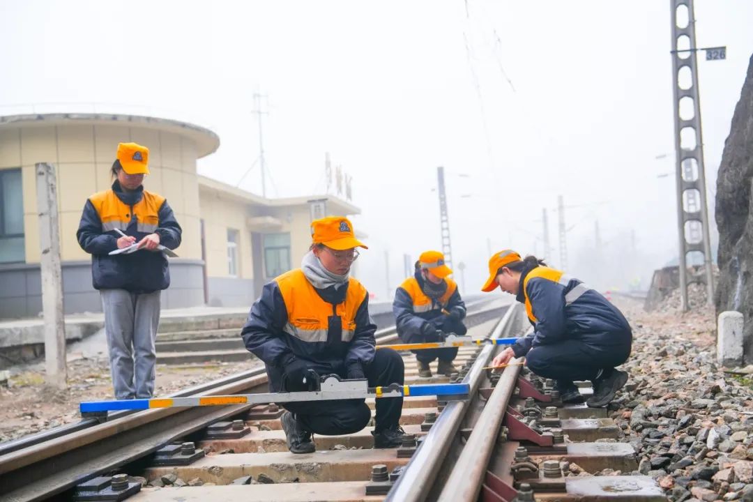 这个有着6名女职工的工区肩负着陇海铁路宝鸡站至东口站间78公里线路